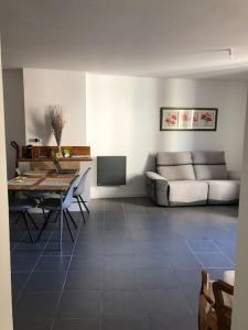 sala de estar con sofá y mesa en La petite Pèlerine, en Narbona