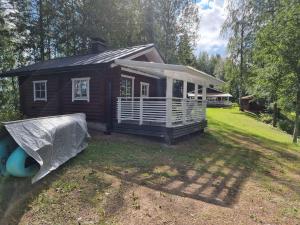 ein kleines Haus mit Rutsche davor in der Unterkunft Holiday Home Saarenpää by Interhome in Koivisto