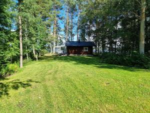 eine kleine Hütte inmitten eines Grasfeldes in der Unterkunft Holiday Home Saarenpää by Interhome in Koivisto