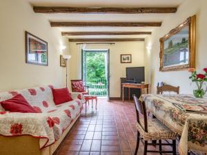 - un salon avec un canapé et une table dans l'établissement Apartment Cascina Virginia-2 by Interhome, à Vigliano d'Asti