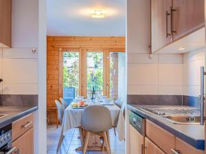 een keuken en eetkamer met een tafel en stoelen bij Apartment Les Chouettes 11 by Interhome in Nendaz