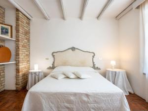 - une chambre avec un lit blanc et 2 tables dans l'établissement Apartment Cascina Virginia-2 by Interhome, à Vigliano d'Asti