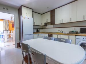 リバス・バシアマドリードにあるHoliday Home Miralrio by Interhomeのキッチン(白いテーブル、椅子付)