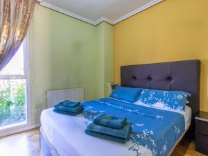 リバス・バシアマドリードにあるHoliday Home Miralrio by Interhomeのベッドルーム1室(青いシーツと青い枕のベッド1台付)