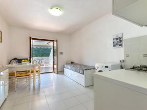 Kuchyňa alebo kuchynka v ubytovaní Apartment Cala Rossa-1 by Interhome