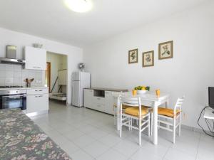 Kuchyňa alebo kuchynka v ubytovaní Apartment Cala Rossa-1 by Interhome + 21 fotografií