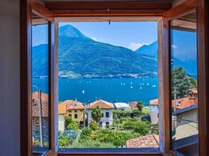 Una ventana con vista a un lago y montañas. en Apartment Luciana by Interhome, en Pianello Del Lario