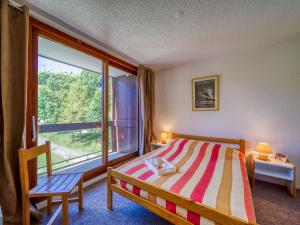 En eller flere senge i et værelse på Apartment Pegase Phenix-39 by Interhome