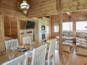 comedor y sala de estar en una cabaña de madera en Holiday Home Kannelpirtti 1 by Interhome, en Puromäki 21 fotos más
