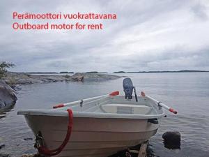 HitisにあるHoliday Home Västantill by Interhomeの水の上に座る船