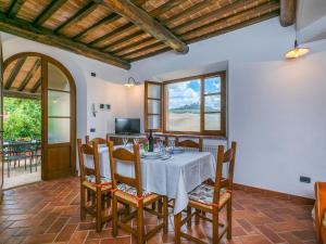 ein Esszimmer mit einem Tisch und Stühlen in der Unterkunft Holiday Home Villa Caggio-4 by Interhome in Volterra