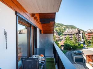 uma varanda de uma casa com uma mesa e cadeiras em Studio Bouleaux K4 by Interhome em Nendaz