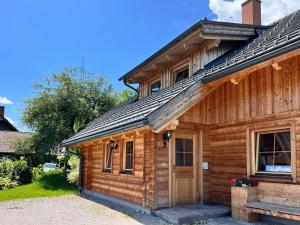 Blockhaus mit Veranda und Tür in der Unterkunft Chalet Grimmingblickhütte - GBM301 by Interhome in Unterlengdorf