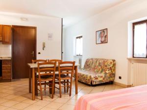 バルドリーノにあるApartment Ca' Bottrigo-1 by Interhomeのテーブル、椅子、ソファが備わる客室です。