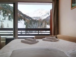 Schlafzimmer mit einem Bett und Bergblick in der Unterkunft Studio Rosablanche D12 by Interhome in Siviez