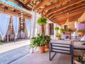 una sala de estar con un banco y plantas. en Holiday Home Cas padri by Interhome, en Vilafranca de Bonany