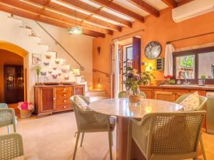 - une cuisine avec une table et des chaises dans la chambre dans l'établissement Holiday Home Cas padri by Interhome, à Vilafranca de Bonany
