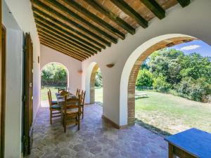 ロッカストラーダにあるHoliday Home Casale Fonte by Interhomeのテーブルと椅子付きのパティオの外の景色を望めます。