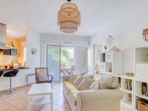 una sala de estar con un sofá y una mesa en Apartment Le Stadium-7 by Interhome, en Saint-Cyr-sur-Mer 17 fotos más