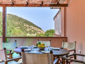 een tafel met een fruitschaal op een balkon bij Apartment Altaluna-6 by Interhome in Nisporto