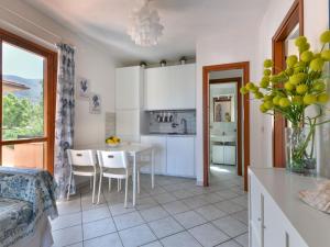 een keuken en een woonkamer met een tafel en stoelen bij Apartment Altaluna-6 by Interhome in Nisporto