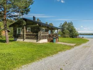 a log cabin on the shore of a lake at Holiday Home Aamunkoin rantatupa by Interhome in Pyhäsalmi