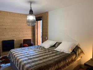 Giường trong phòng chung tại Appartement 6 pers avec balcons, garage et local à ski - FR-1-198-238
