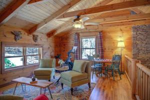 Ruang duduk di Cozy Cabin + Mt View/River/Hot Tub/Pool Table