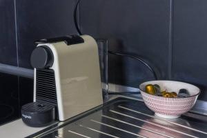 ein Toaster auf einer Theke neben einer Schüssel Oliven in der Unterkunft Appartement moderne en plein coeur de Béziers in Béziers