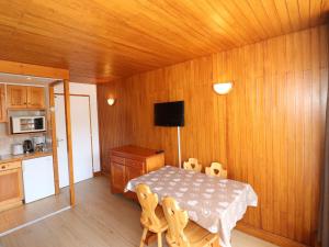kuchnia ze stołem i krzesłami w pokoju w obiekcie Appartement lumineux Proche des commerces et des pistes Balcon - FR-1-502-483 w mieście Tignes