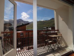 balkon z widokiem na góry w obiekcie Appartement lumineux Proche des commerces et des pistes Balcon - FR-1-502-483 w mieście Tignes