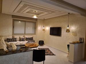 sala de estar con sofá y mesa en Couzi Haus Marina, en Agadir