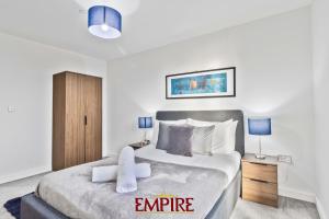 a bedroom with a king sized bed in a room at Lovely One Bedroom Apartment on Broad Street! in Birmingham