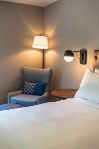 Four Points by Sheraton Deadwood客房内的一张或多张床位