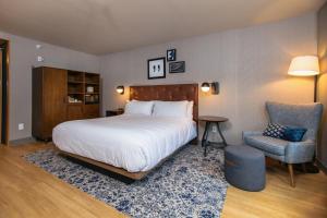 Four Points by Sheraton Deadwood客房内的一张或多张床位