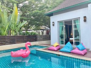basen z dmuchanymi flamingami i poduszkami w obiekcie Pattaya private Jacuzzi Pool Villa Nearby BEACH w mieście Jomtien Beach