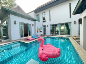 basen z różowym dmuchanym łabędziem w domu w obiekcie Pattaya private Jacuzzi Pool Villa Nearby BEACH w mieście Jomtien Beach