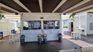 Um restaurante ou outro lugar para comer em LA VILLA fronte SPIAGGIA BANDIERA BLU