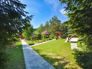 einen Hof mit einem Park mit Spielplatz in der Unterkunft Cichy Zakątek in Uście Gorlickie