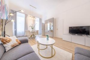 Televízia a/alebo spoločenská miestnosť v ubytovaní Souper Apartments Downtown-Király Street