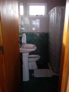 un bagno con lavandino, water e finestra di Cabaña Las Lavandas a Trevelin