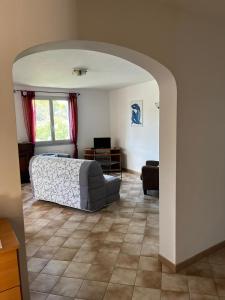 - une chambre avec un lit et un canapé dans l'établissement Villa la Montée, à Mirabel-aux-Baronnies