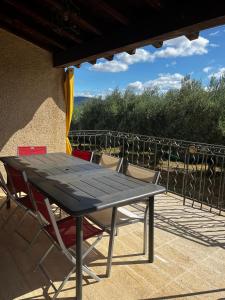 una mesa de picnic y sillas en un patio en Villa la Montée, en Mirabel-aux-Baronnies 14 fotos más