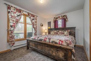 1 dormitorio con cama de madera y ventana en Black Bear Retreat, en Swanton