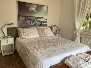 1 dormitorio con 1 cama y una foto en la pared en Le Vetrate sul Lago Lake Como Amazing View, en Nesso