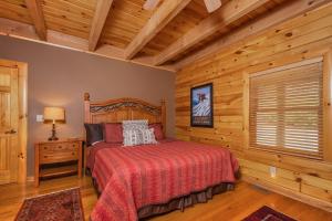 - une chambre avec un lit et un plafond en bois dans l'établissement Bear Hollow Lodge, à Oakland