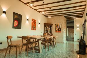 uma sala de jantar com uma mesa de madeira e cadeiras em Casa de los Mendoza - Casa Solariega en el casco histórico em Alcalá de Henares