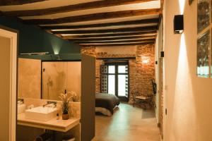 La salle de bains est pourvue d'un lavabo et d'un lit dans la chambre. dans l'établissement Casa de los Mendoza - Casa Solariega en el casco histórico, à Alcalá de Henares