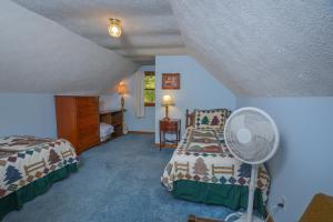 um quarto com 2 camas e uma ventoinha. em The Pines em Swanton