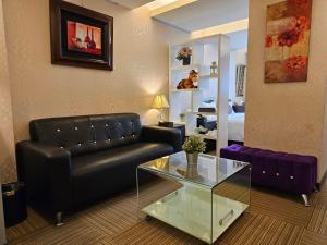 a living room with a couch and a glass table at 意芙旅店 Ifinn Hotel in Taipei